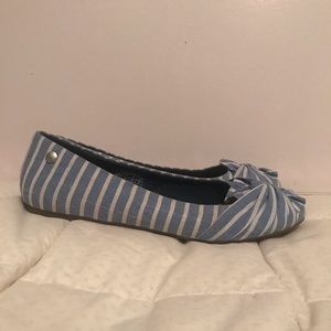 Náutica flats size 6.5 white and blue striped.